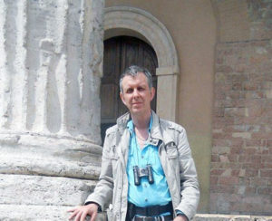 Roland Halbert, auteur et poète devant le temple de Minerve à Assise.